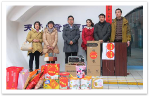 2014年2月12日 帶著(zhù)新北區三井小學(xué)的部分兒童攜帶禮品等走進(jìn)“常州天愛(ài)”與這些“星星的孩子”零距離的接觸。