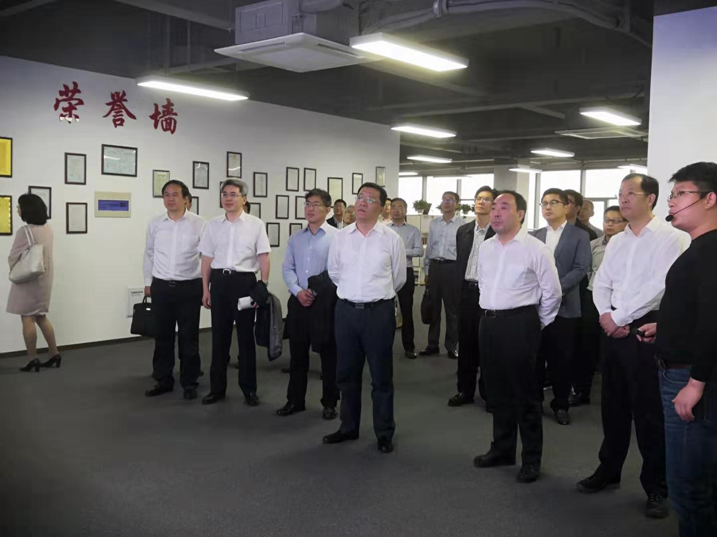常州市市長(cháng)、市委副書(shū)記都來(lái)了，他們在看什么？
